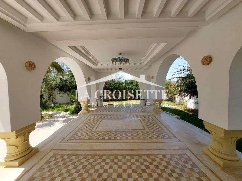 Villa S+6 avec piscine à Gammarth